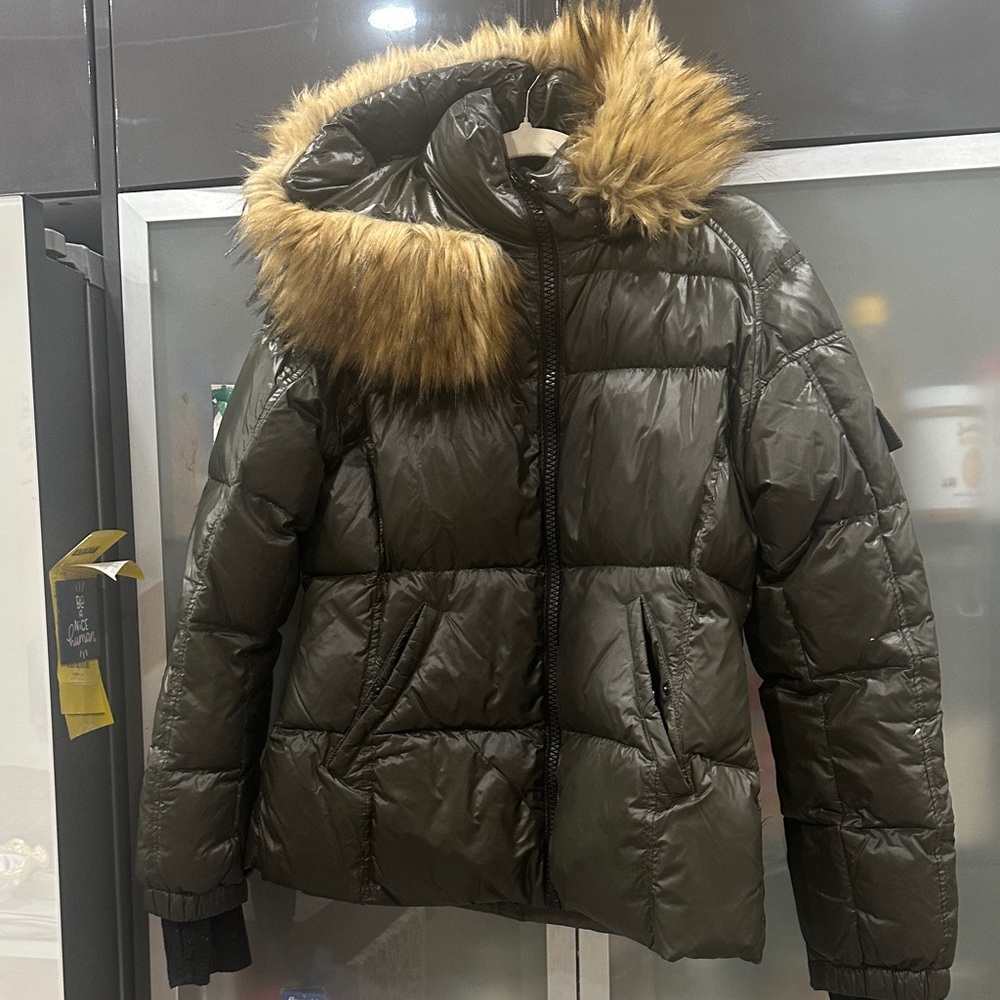 Elegant Olive Green Puffer Jacket with Faux Fur Hood